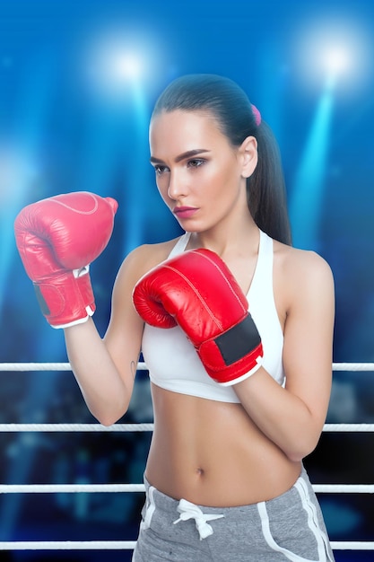 Mujer con guantes de boxeo y ropa deportiva