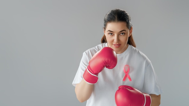 Mujer con guantes de boxeo