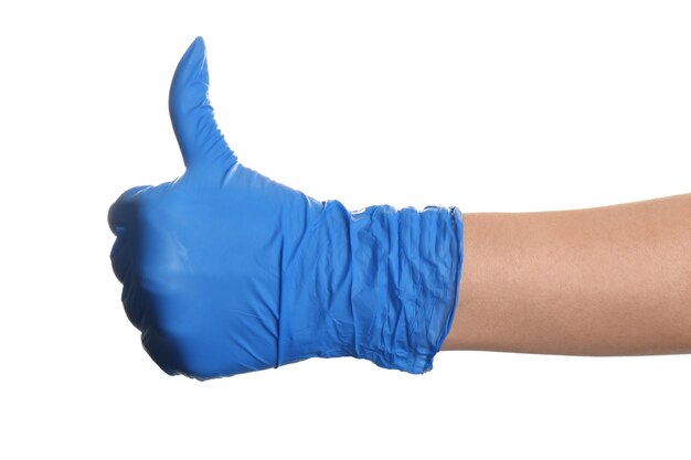 Mujer en guantes de látex azul mostrando gesto de pulgar hacia arriba sobre fondo blanco primer plano de la mano