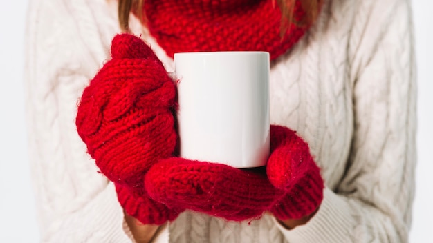 Foto mujer, en, guantes, tenencia, taza