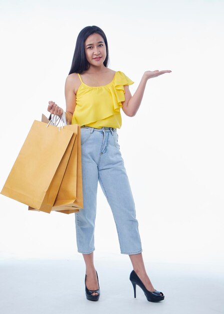 Mujer guapa con bolsas de la compra