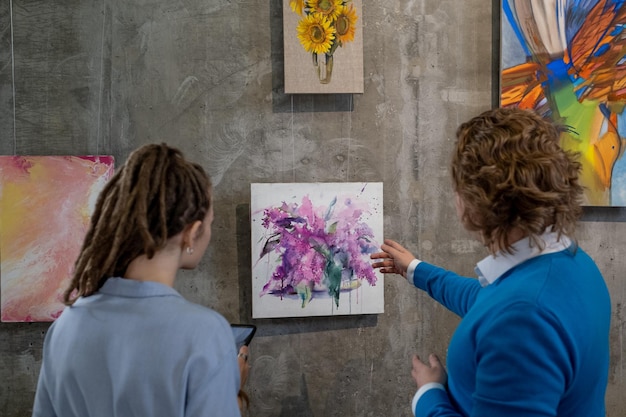 Mujer con guía en galería de arte