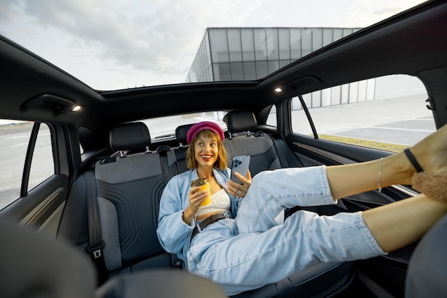 A la mujer le gusta viajar en coche con techo panorámico