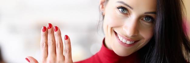 Foto la mujer ha aumentado y corregido sus uñas.