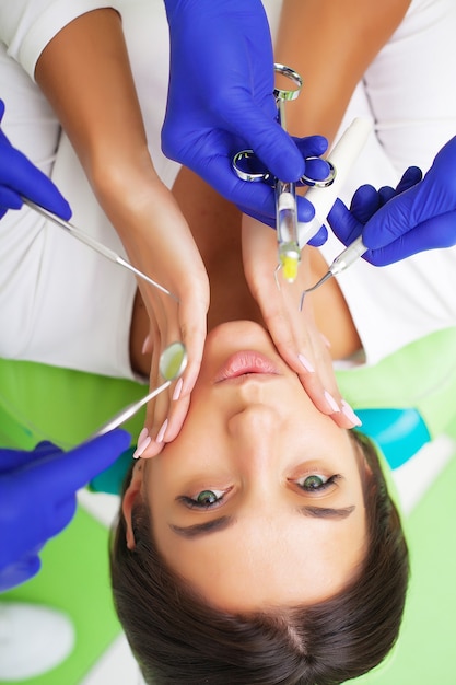 Mujer habiendo examinado los dientes en dentistas