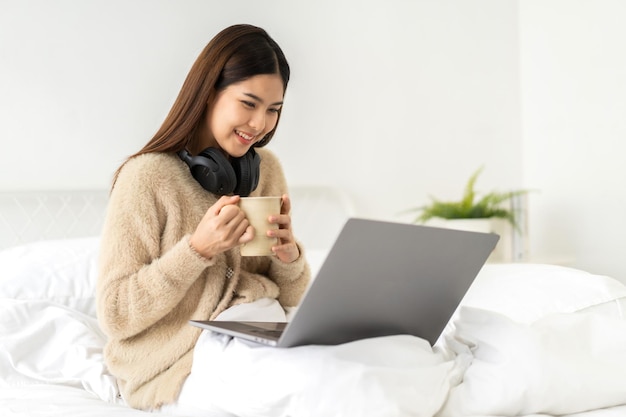 Mujer habla habla usando computadora portátil trabajando y videoconferencia en línea con colegas en casa Mujer creativa habla videollamada con trabajo en equipo de negocios desde el concepto de hogar