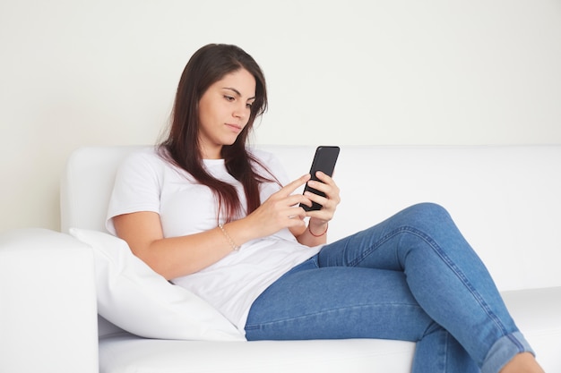 Mujer hablando al movil en el sofa