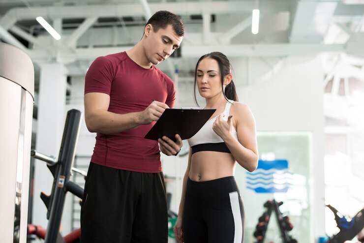 Foto mujer hablando con el entrenador de fitness
