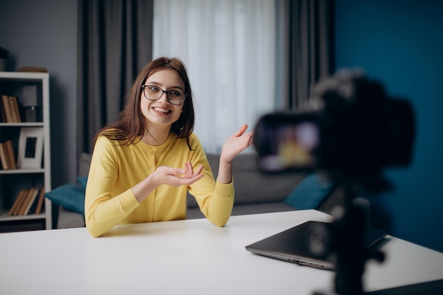 Foto mujer hablando sonriendo y gesticulando durante la grabación de video