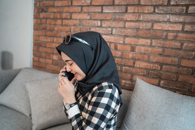 Mujer hablando por su teléfono móvil