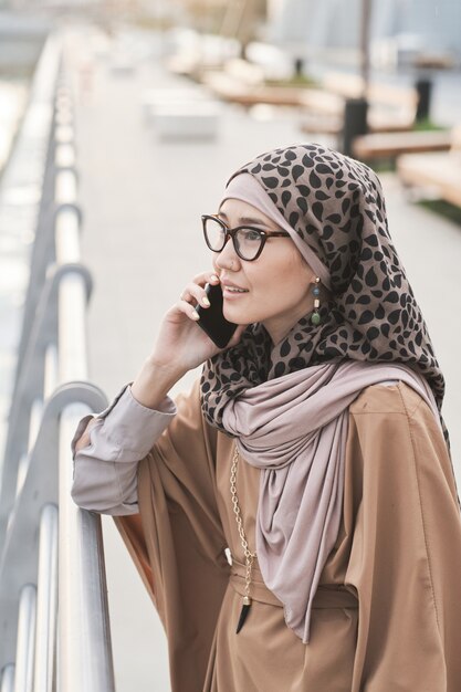 Mujer hablando por teléfono al aire libre