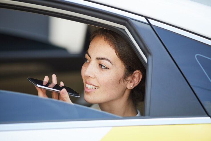 Foto mujer hablando por teléfono en auto