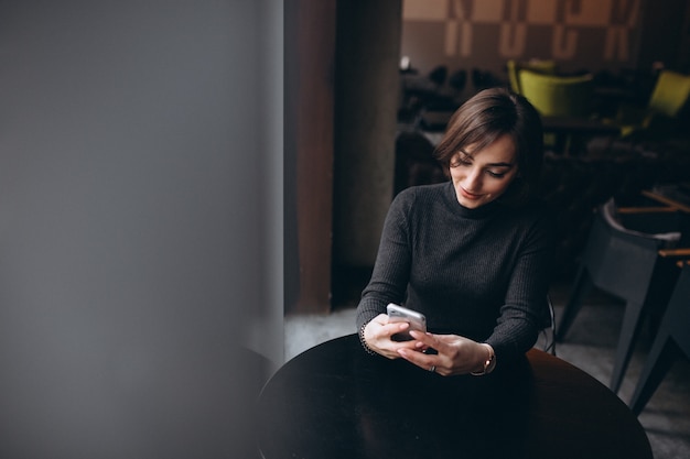 Mujer hablando por teléfono en un café