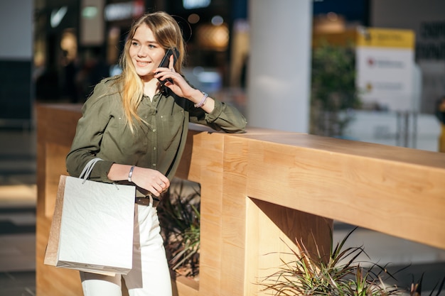 Mujer hablando por teléfono después de comprar