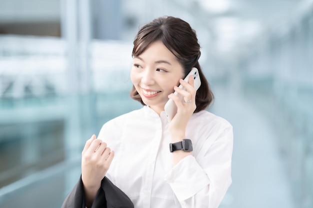 Mujer hablando por teléfono inteligente con sonrisa