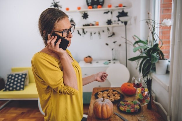 Mujer hablando por teléfono inteligente