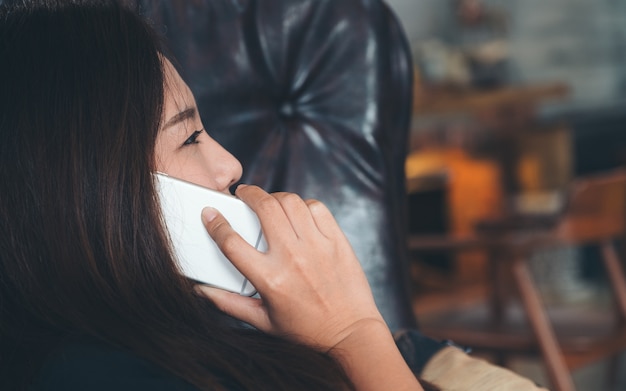 Foto mujer hablando en un teléfono inteligente