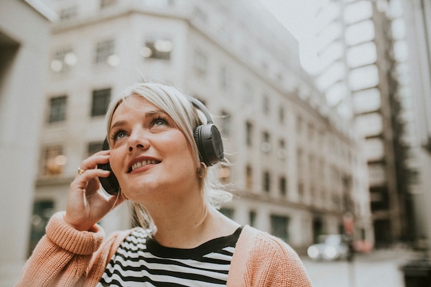 Mujer hablando por teléfono en Londres