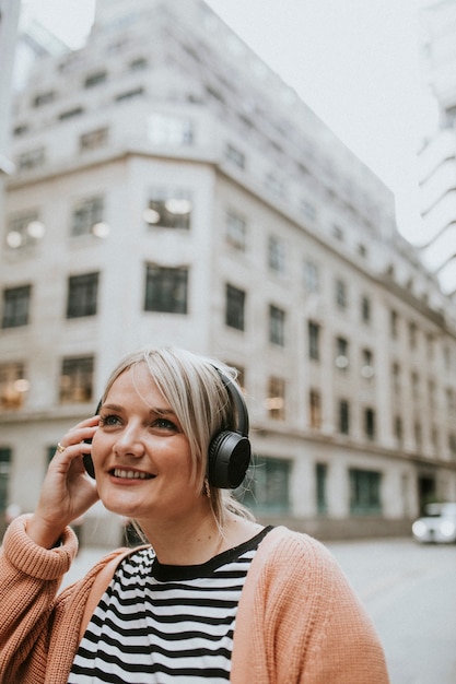 Mujer hablando por teléfono en Londres