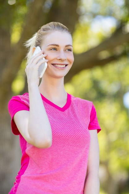 Mujer hablando por teléfono móvil