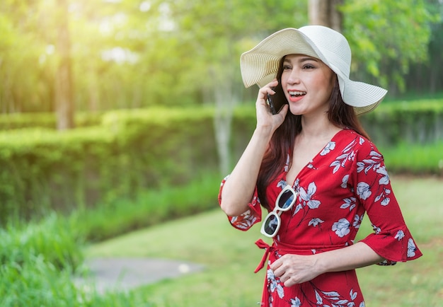 mujer hablando por teléfono móvil