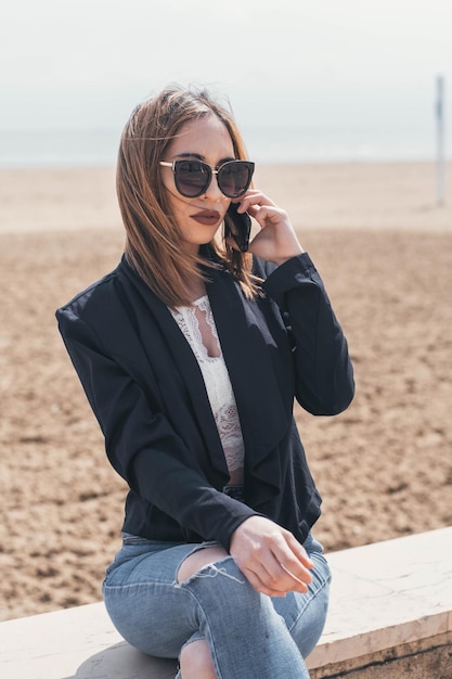 Mujer hablando por el teléfono móvil