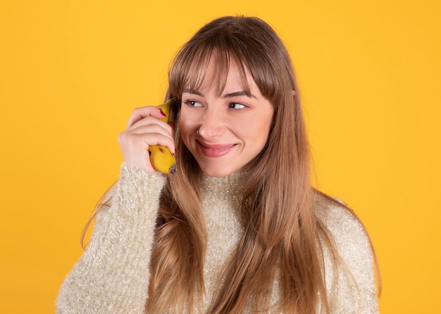 Mujer hablando por teléfono con un plátano