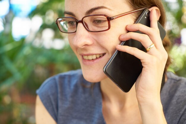 Mujer hablando por telefono