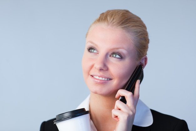 Mujer hablando por teléfono