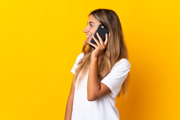 Foto mujer hablando por teléfono