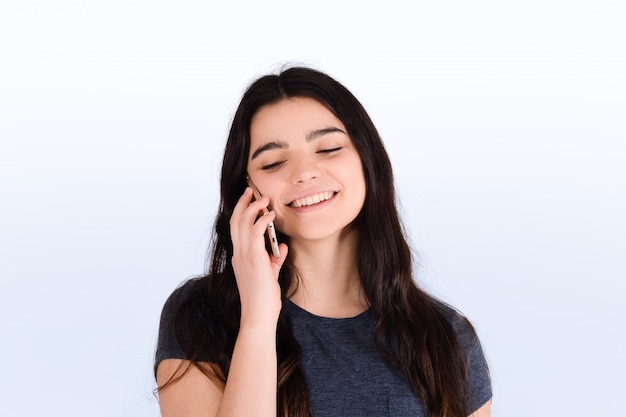 Mujer hablando por teléfono.