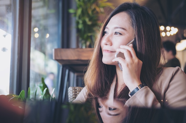 mujer hablando por teléfono