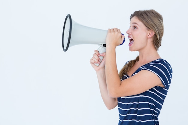 Mujer hablando a través de un altavoz