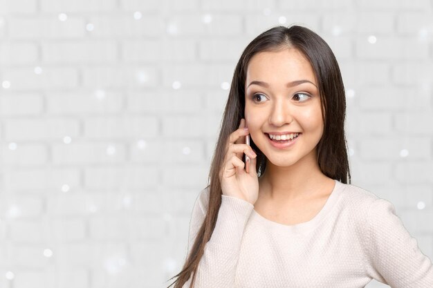 Mujer hablar con teléfono móvil