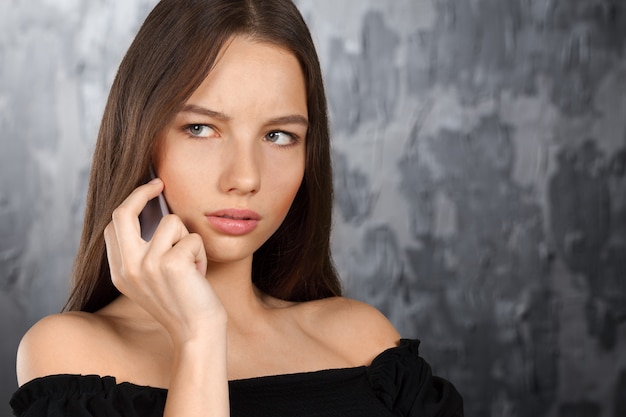 Mujer hablar por telefono