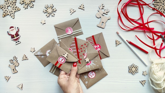 Mujer hace calendario de Adviento de Navidad para niños.