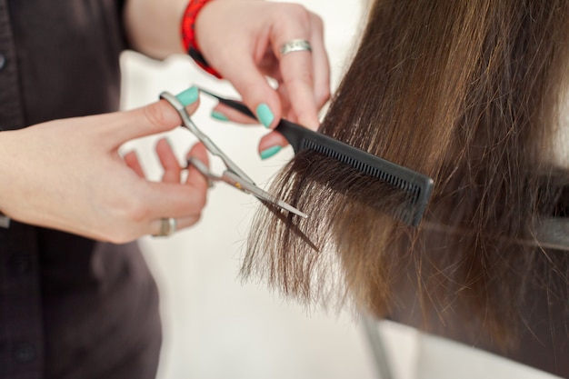 Mujer hace un corte de pelo