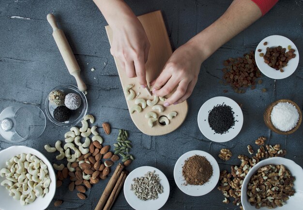 la mujer hace dulces naturales a partir de nueces y frutos secos en la vista superior de la casa