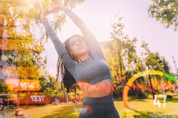 La mujer hace ejercicios de estiramiento en el gimnasio al aire libre en un día soleado