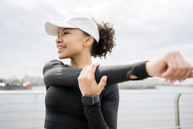 Foto una mujer hace ejercicios de fitness usa un rastreador en su mano un reloj inteligente