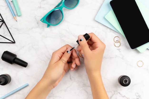 La mujer se hace una manicura con un diseño moderno.