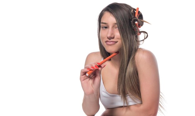 Foto la mujer hace rizos con rulos. cabello auto rizado.