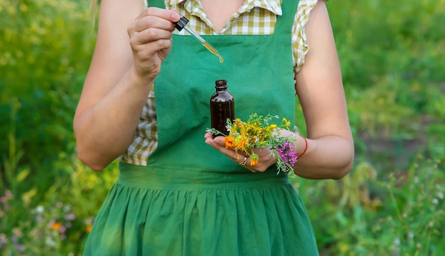 Una mujer hace tintura de hierbas Enfoque selectivo
