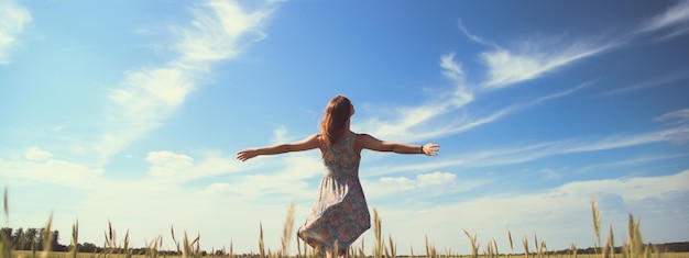 una mujer hace yoga en el bosque en la naturaleza sentada en la posición del loto