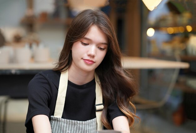 mujer, hacer cerámica, en, taller, dar forma, húmedo, arcilla, en, alfarero, rueda