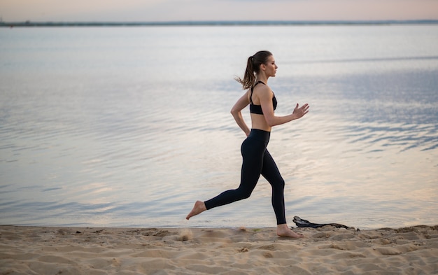 mujer, hacer deporte, aire libre, en, un, playa