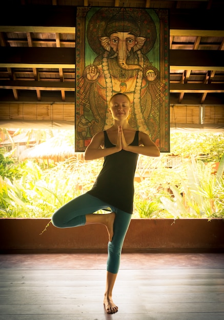 Mujer, hacer, vrksasana, árbol, posar