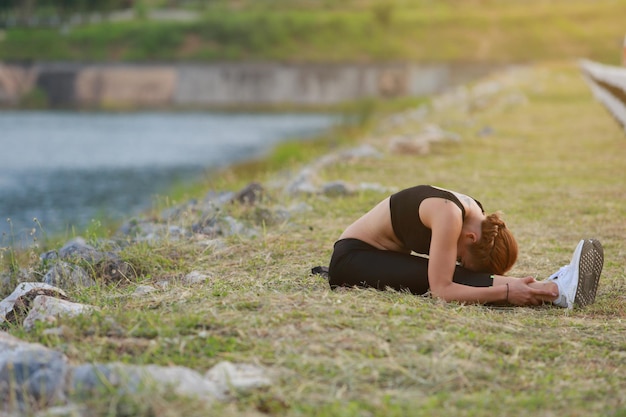 mujer, hacer, yoga, condición física, ejercicio, mañana, salida del sol, al aire libre