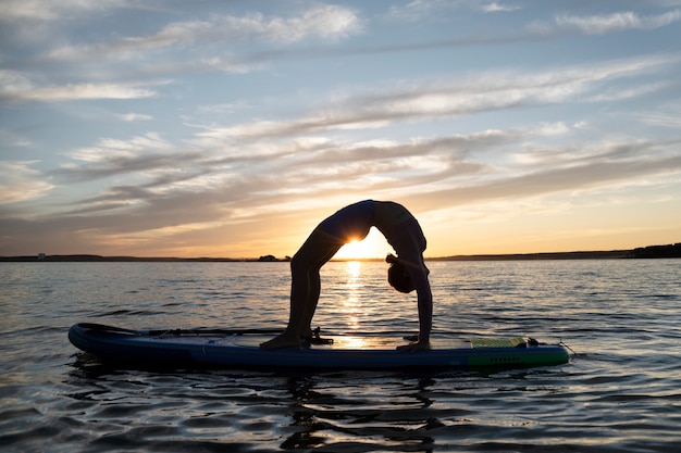 Foto mujer, hacer, yoga, en, playa, vista lateral