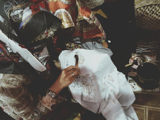 Foto mujer haciendo artesanía en textil